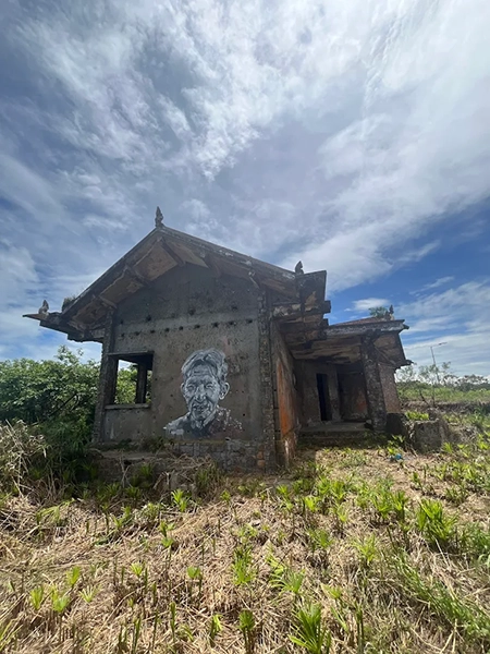 Damnak Sla Khmao (Black Palace)